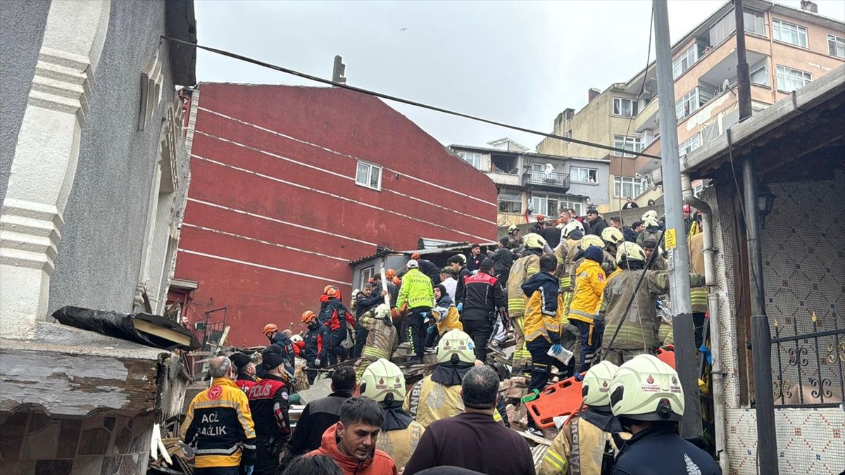 İstanbul Fatih'te 2 bina çöktü