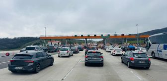 İstanbul-İzmir Otoyolu'nun Bursa kesiminde bayram tatili dönüşü yoğunluk yaşanıyor