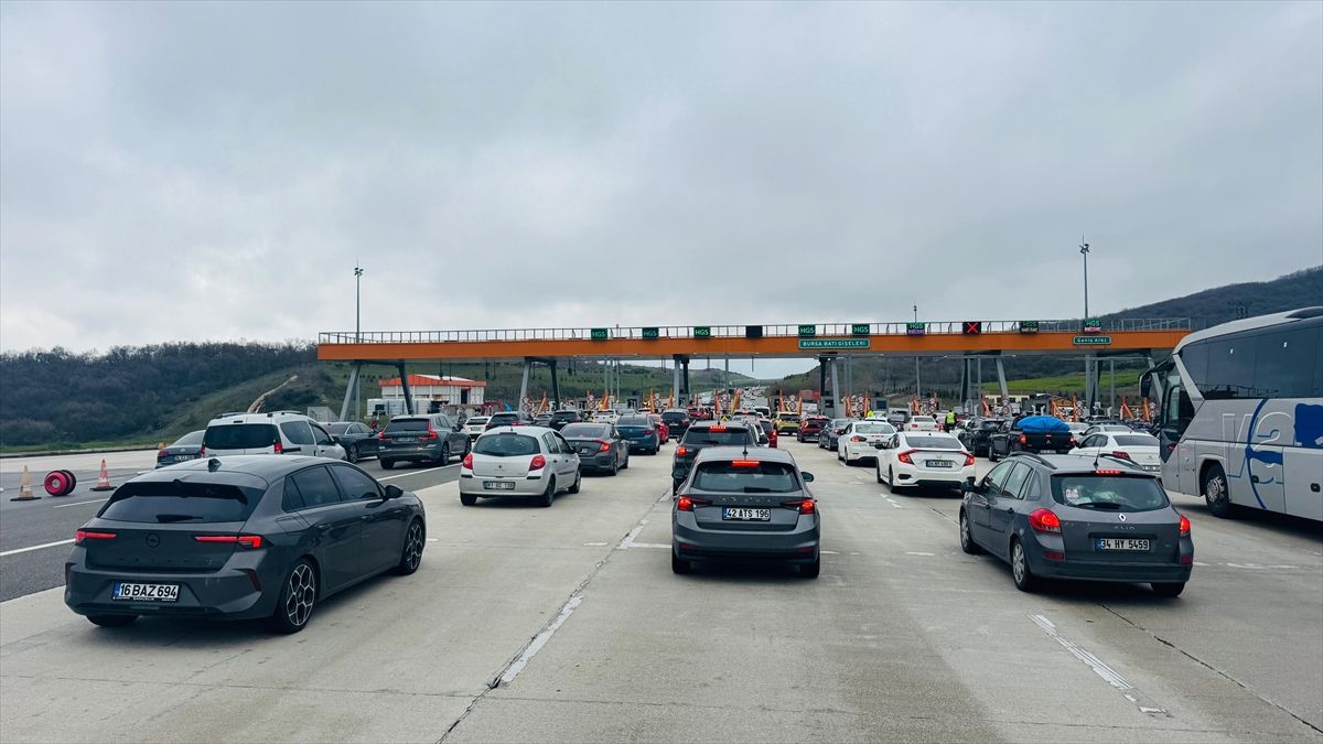İstanbul-İzmir Otoyolu'nun Bursa kesiminde bayram tatili dönüşü yoğunluk yaşanıyor