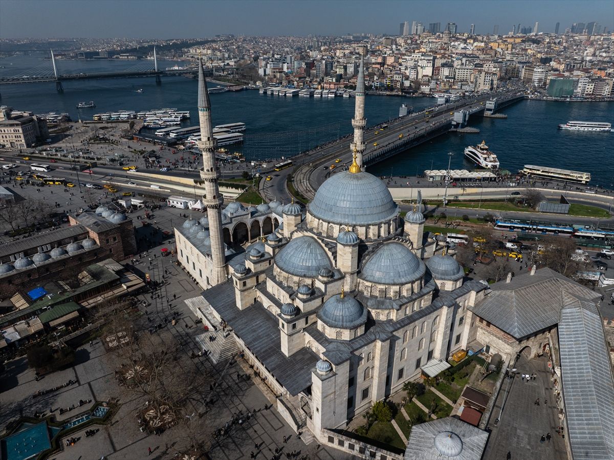 İSTANBUL'UN SELATİN CAMİLERİ - 67 yıllık inşa süreciyle bilinen Eminönü'nün simgesi Yeni Cami