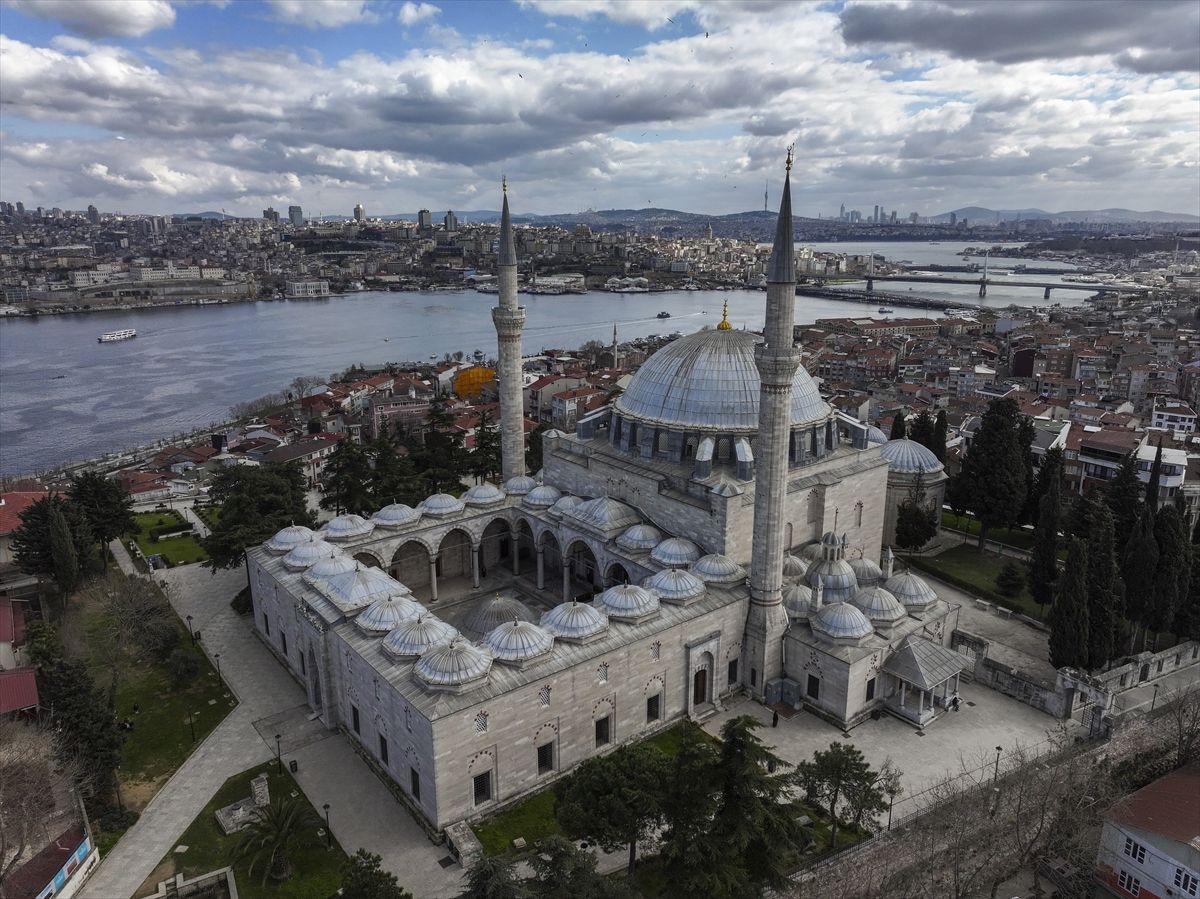 İSTANBUL'UN SELATİN CAMİLERİ - Haliç'e hakim konumuyla İstanbul'un siluetinde öne çıkan eser: Yavuz Sultan Selim Camisi