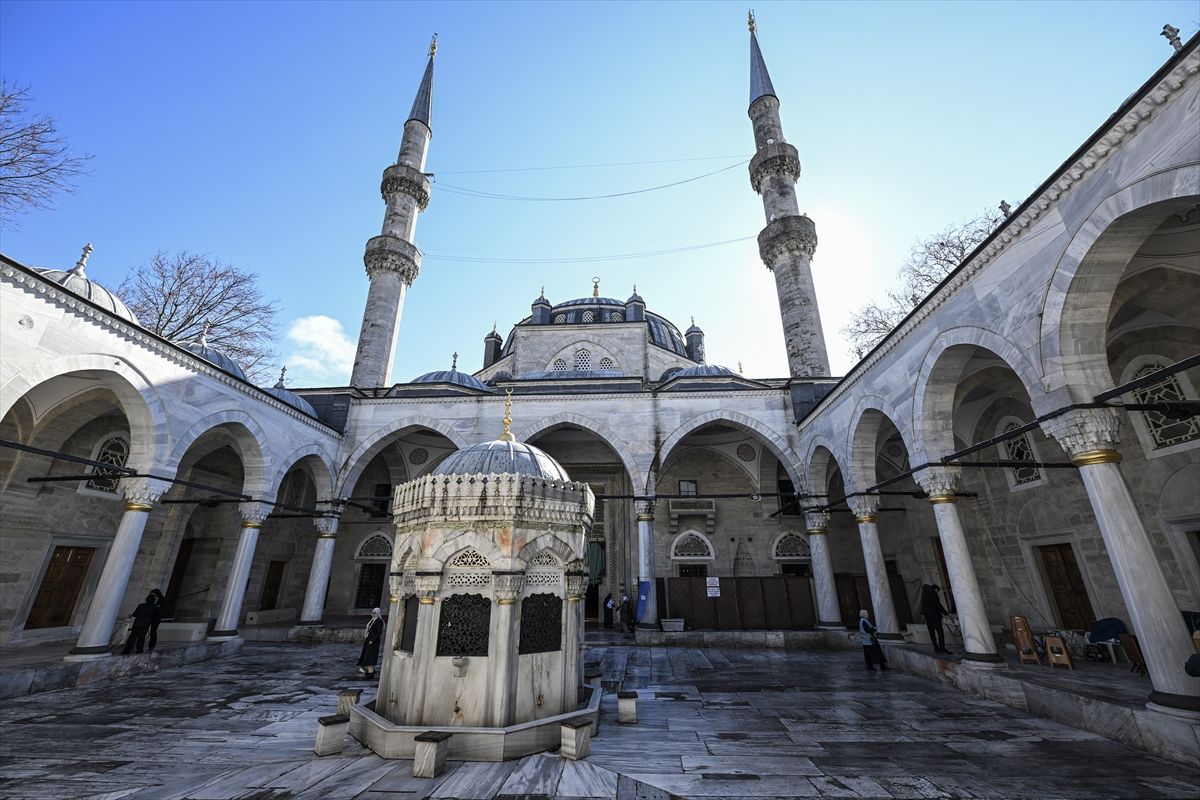İSTANBUL'UN SELATİN CAMİLERİ - Üsküdar'ın silüetinde üç asırlık estetik miras Valide-i Cedid Camisi