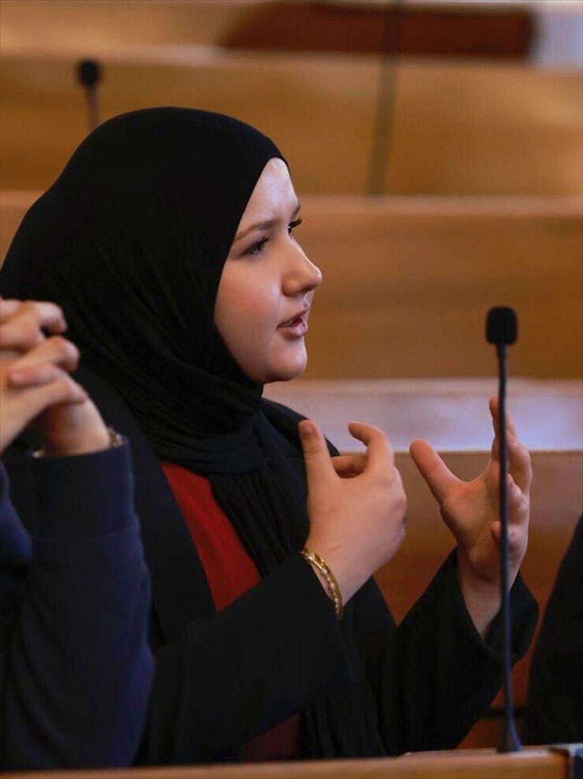 İsviçre'de Türk vatandaşı Çelik, Zürih Belediye Meclisi'ne seçilen ilk başörtülü üye oldu