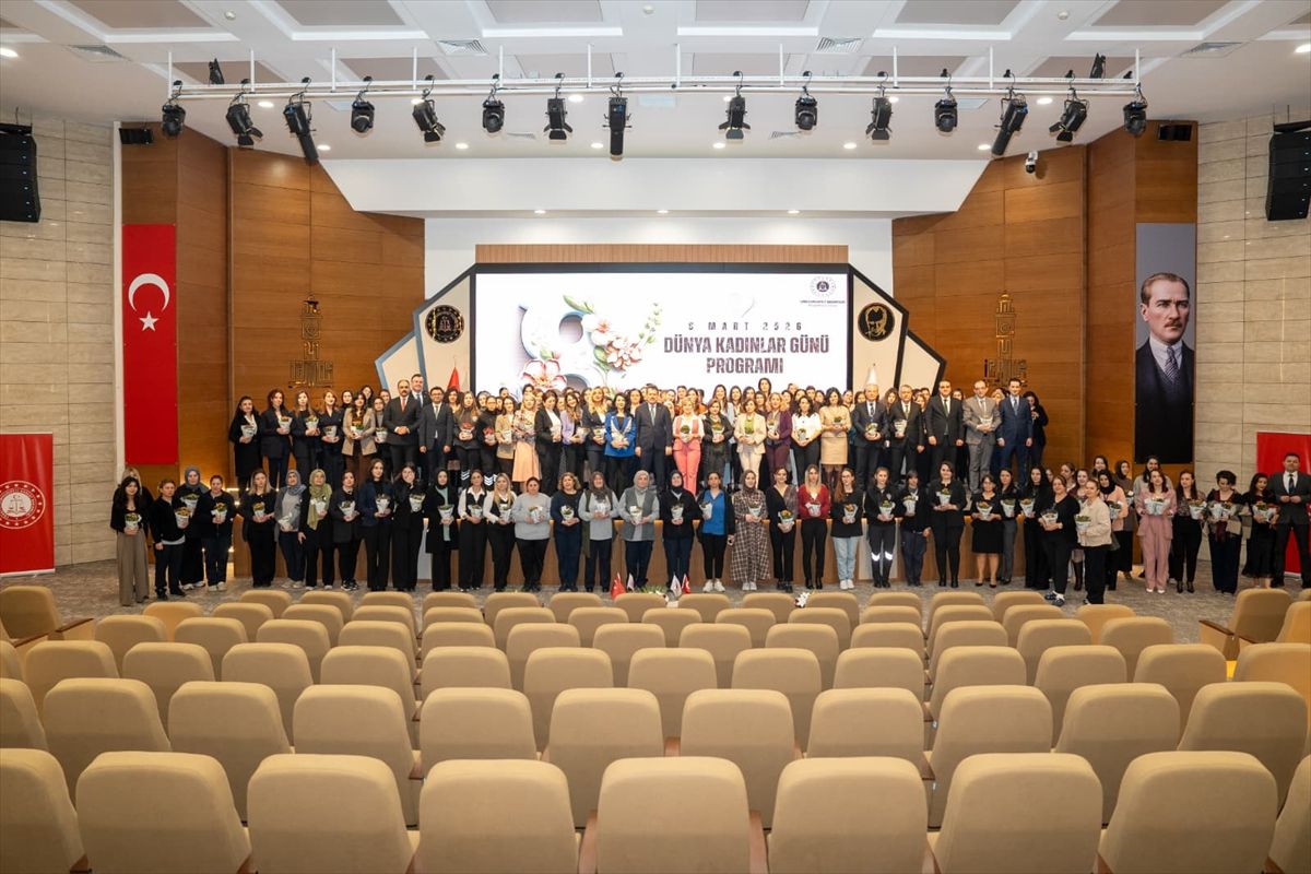 İzmir Adliyesi'nde Dünya Kadınlar Günü kutlandı