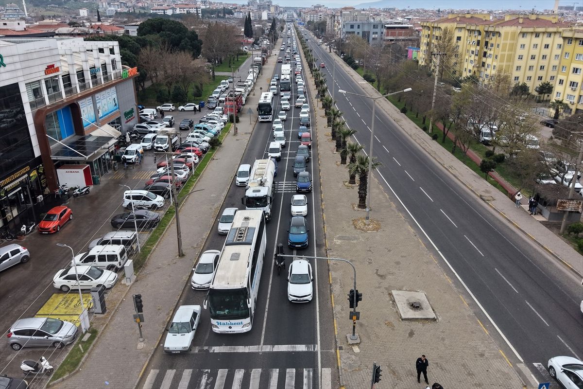İzmir-Ankara kara yolunun Manisa geçişinde bayram hareketliliği yaşanıyor
