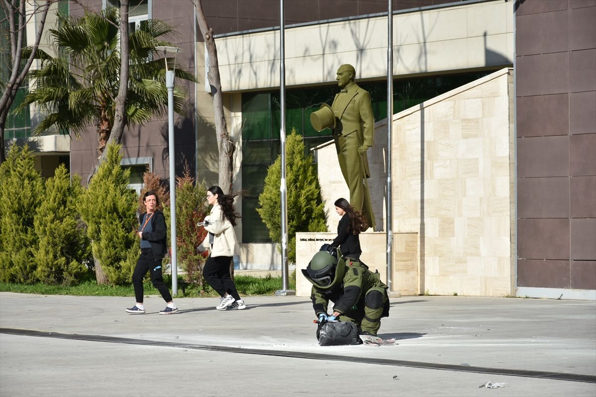 İzmir Bölge Adliye Mahkemesinde "bomba ihbar ve kontrollü imha tatbikatı" yapıldı