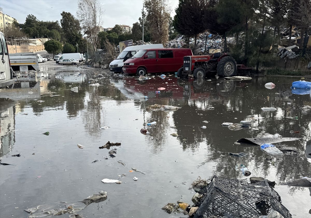 İzmir Buca'da şantiyedeki çöpler yağmur sularıyla yola dağıldı