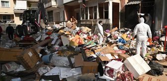 İzmir'de 2 katlı evden 12 kamyon çöp çıkarıldı