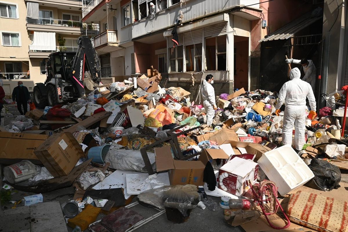 İzmir'de 2 katlı evden 12 kamyon çöp çıkarıldı