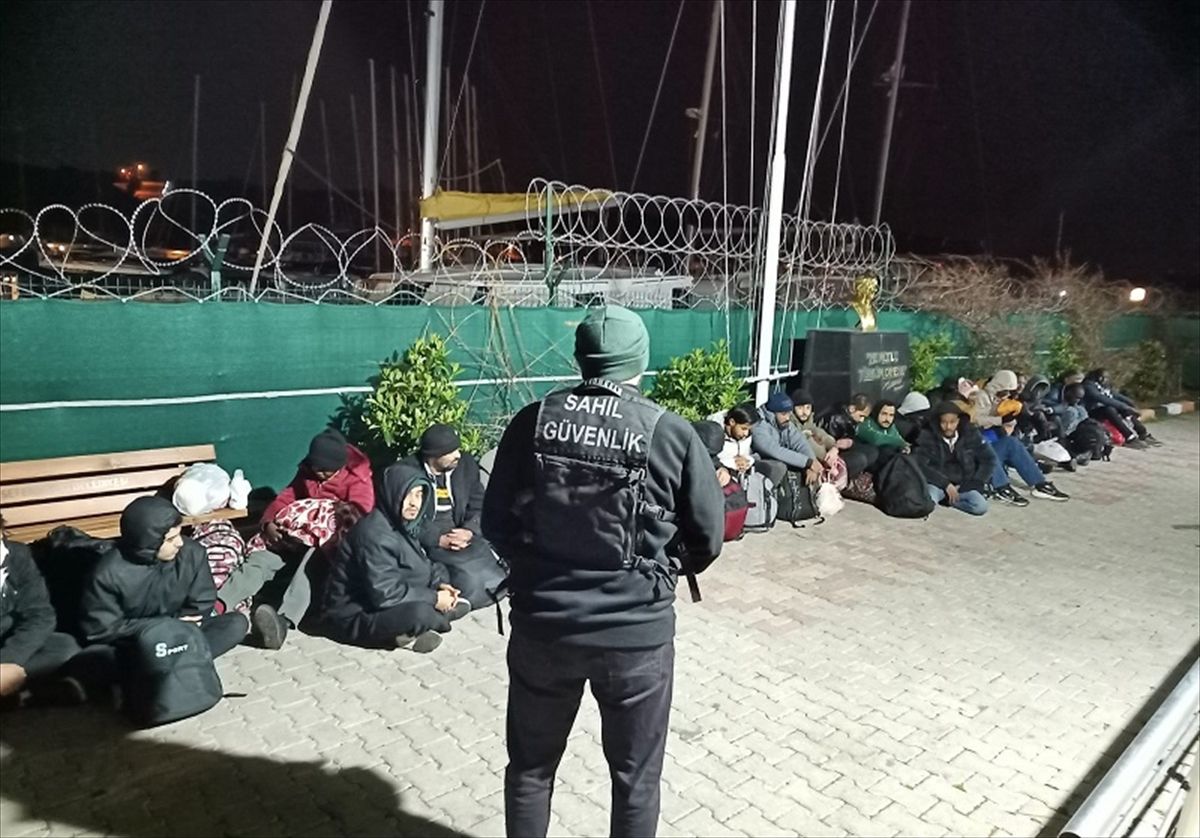 İzmir'de 25 düzensiz göçmen yakalandı
