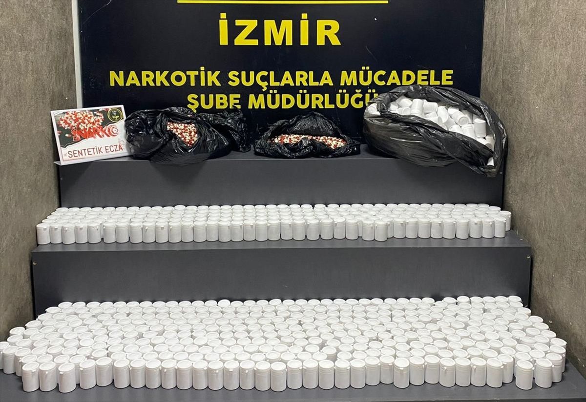 İzmir'de aracında 84 bin uyuşturucu hap bulunan sürücü tutuklandı