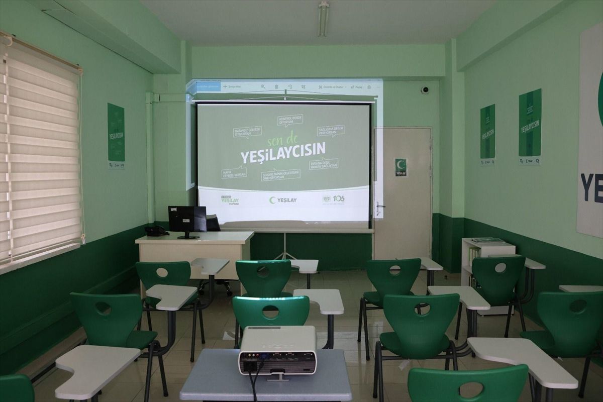 İzmir'de çocuk ve gençlik kapalı ceza infaz kurumunda 'Yeşilay Kulüp Odası' açıldı