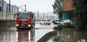 İzmir'de etkili olan sağanak yaşamı olumsuz etkiledi