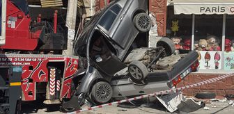 İzmir'de freni boşalan vincin 2 otomobili iş yerine sürüklemesi kamerada