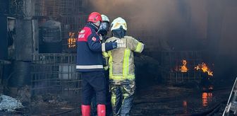 İzmir'de geri dönüşüm fabrikasında çıkan yangın kontrol altına alındı