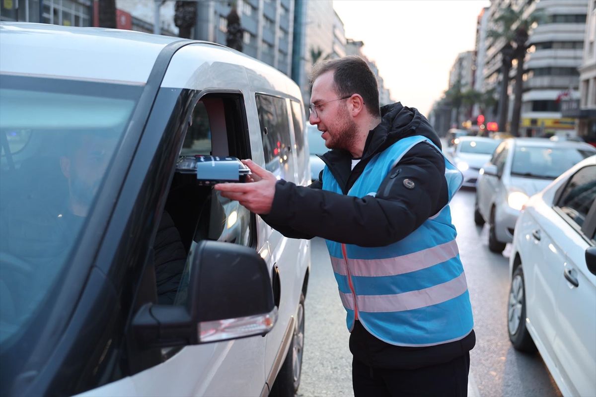 İzmir'de "İftara 5 Kala" programı kapsamında vatandaşlara kumanya dağıtıldı