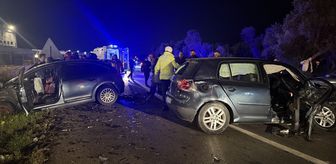 İzmir'de iki otomobilin çarpışması sonucu 4 kişi yaralandı