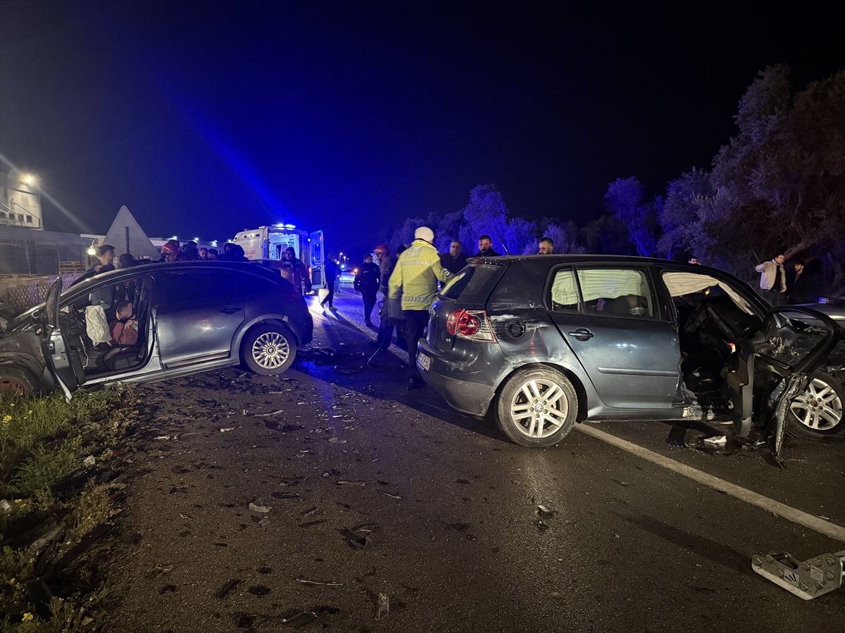 İzmir'de iki otomobilin çarpışması sonucu 4 kişi yaralandı