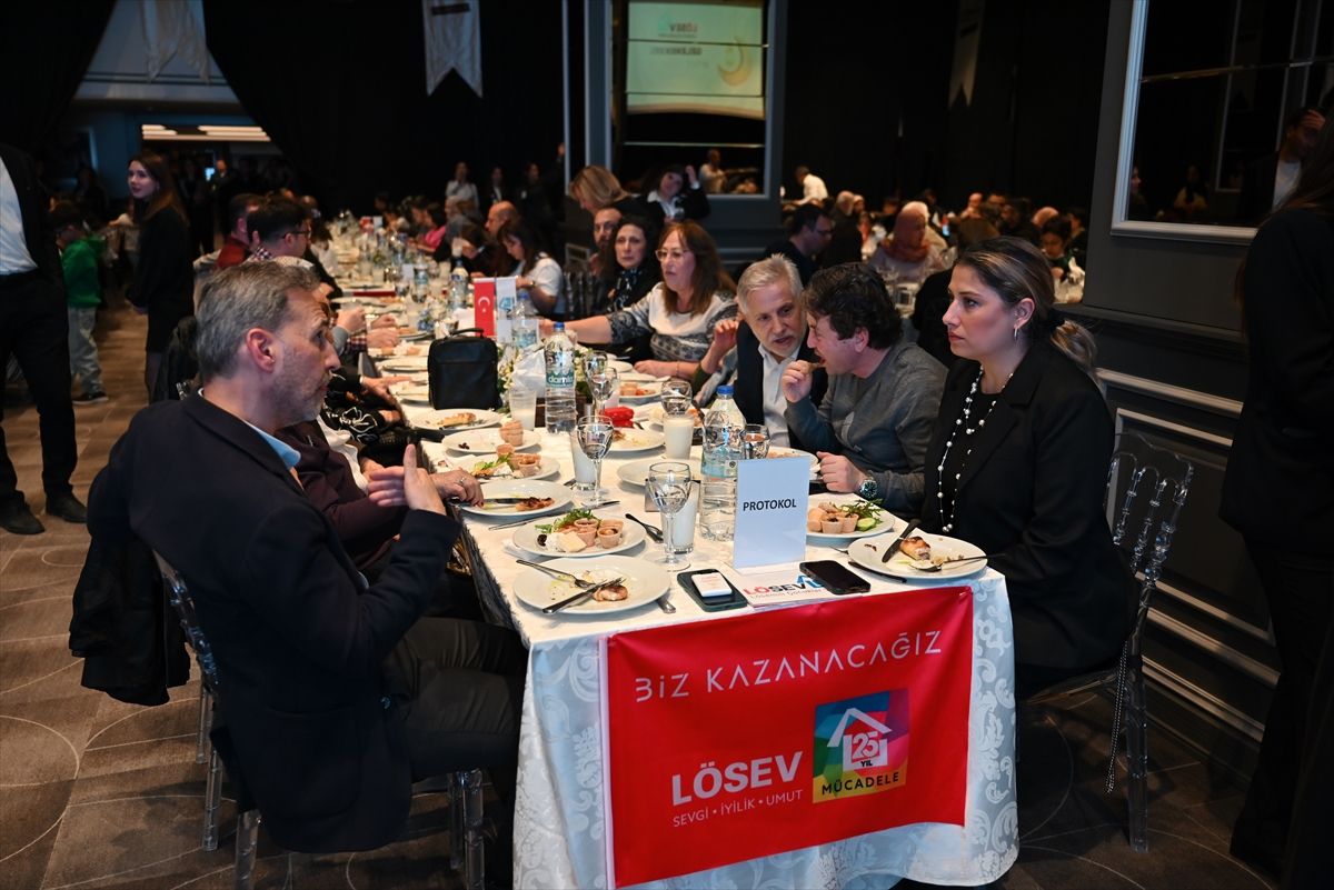 İzmir'de lösemililer ve aileleri iftarda bir araya geldi