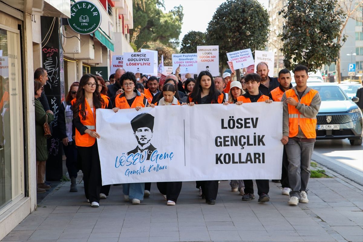 LÖSEV Gönüllüleri İzmir'de Yürüyüş Düzenledi
