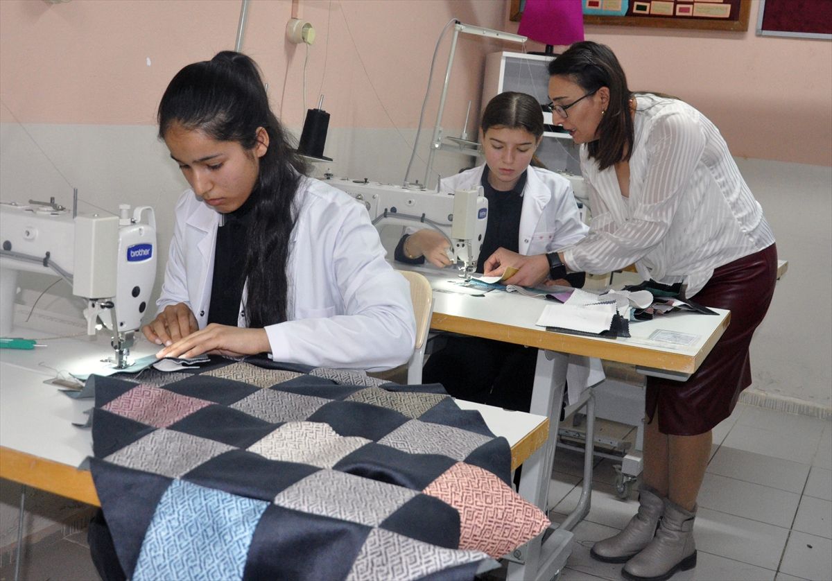 İzmir'de öğrenciler atık kumaşlardan diktikleri seccadeleri ramazanda hediye ediyor