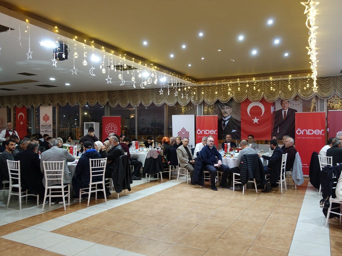 İzmir'de ÖNDER İmam Hatipliler Derneği üyeleri iftarda buluştu