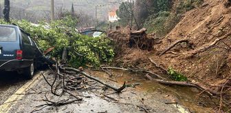 İzmir'de park halindeki otomobil heyelanda toprak altında kaldı