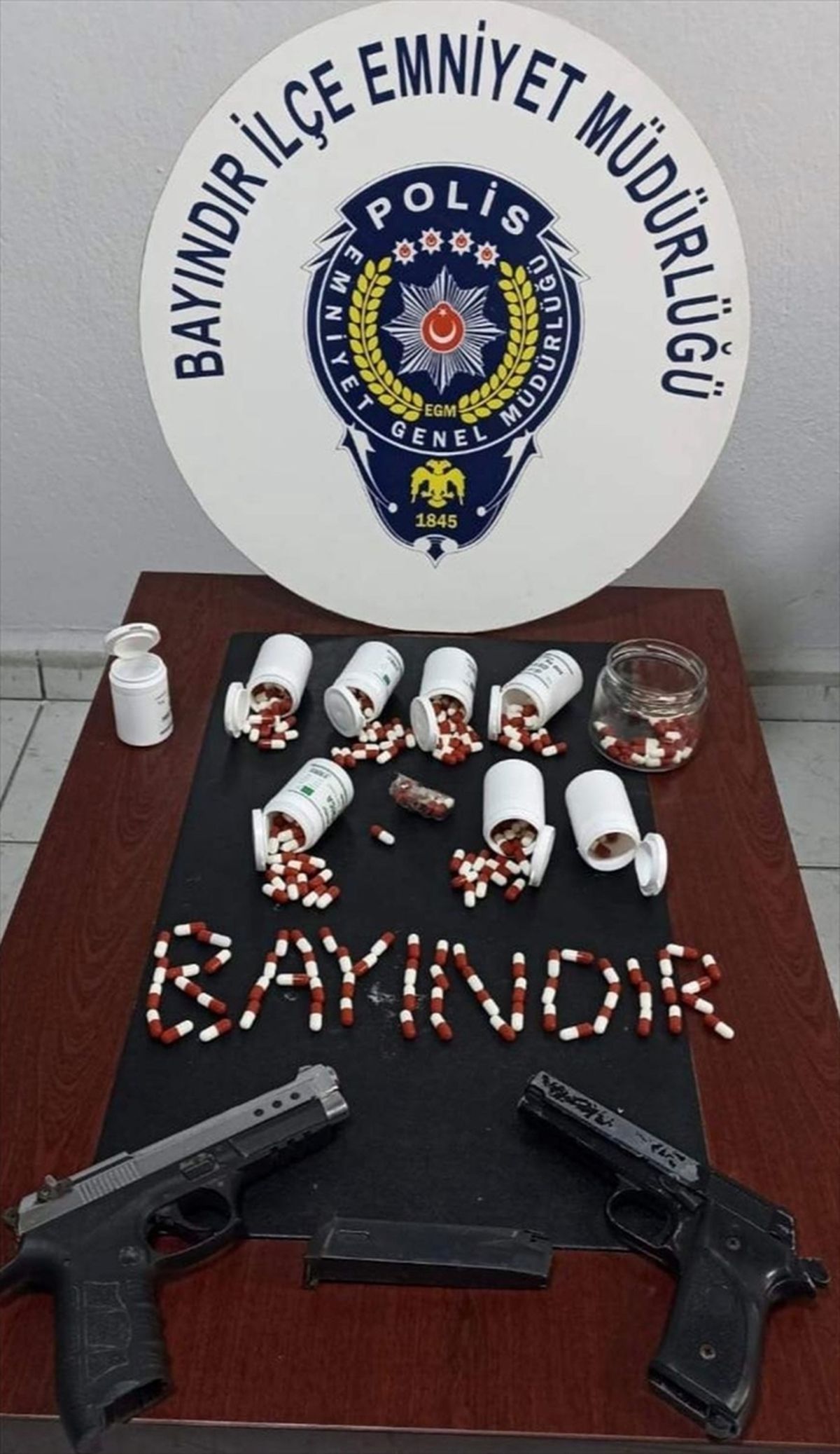 İzmir'de ruhsatsız tabanca ve uyuşturucuyla yakalanan zanlı tutuklandı