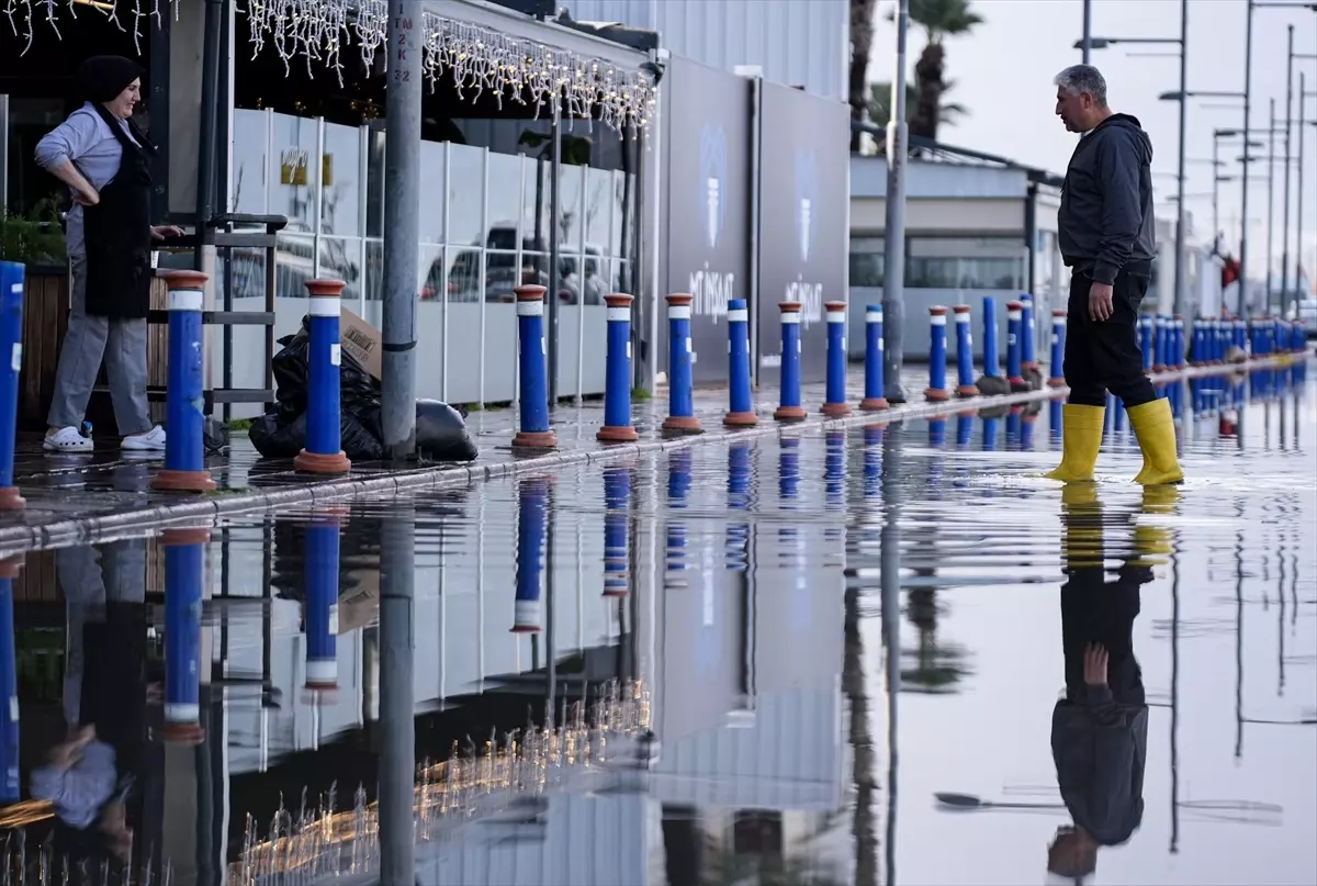 İzmir'de sağanak etkili oluyor