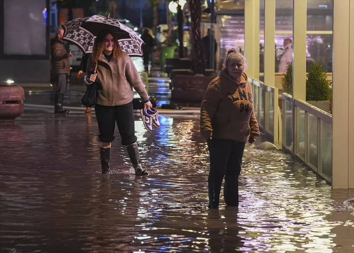 İzmir'de Sağanak Yağış Su Baskınlarına Neden Oldu