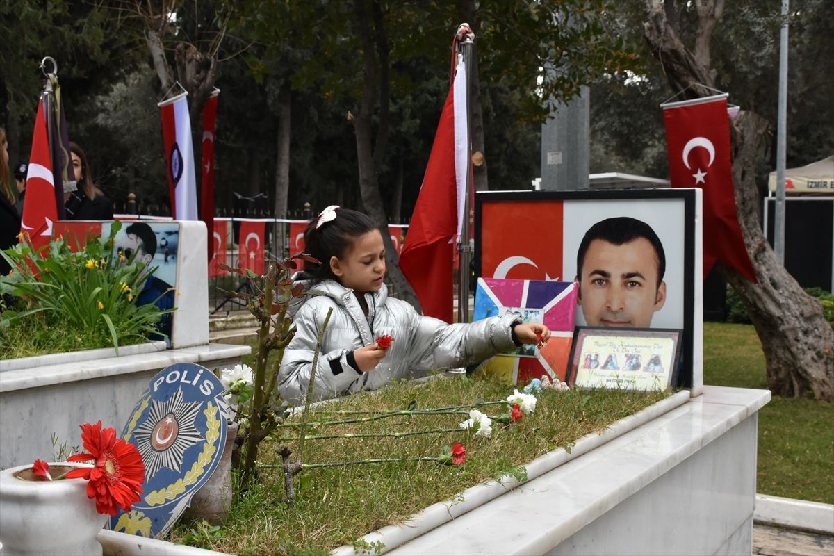 İzmir'de şehit aileleri arife günü yakınlarının mezarını ziyaret etti