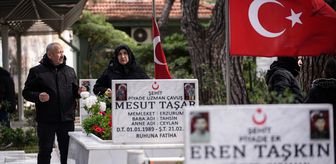 İzmir'de şehit aileleri bayramda yakınlarının kabirlerini ziyaret etti