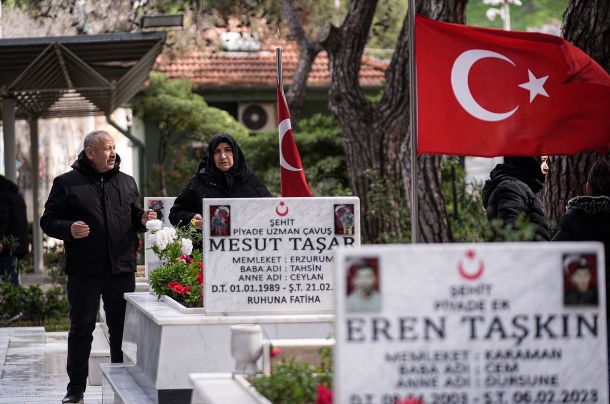 İzmir'de şehit aileleri bayramda yakınlarının kabirlerini ziyaret etti