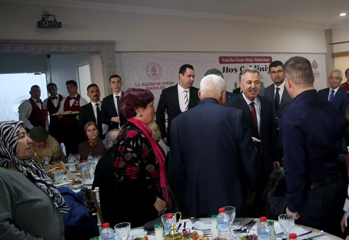 İzmir'de şehit yakınları ve gaziler "Büyük Aile Sofrası"nda buluştu