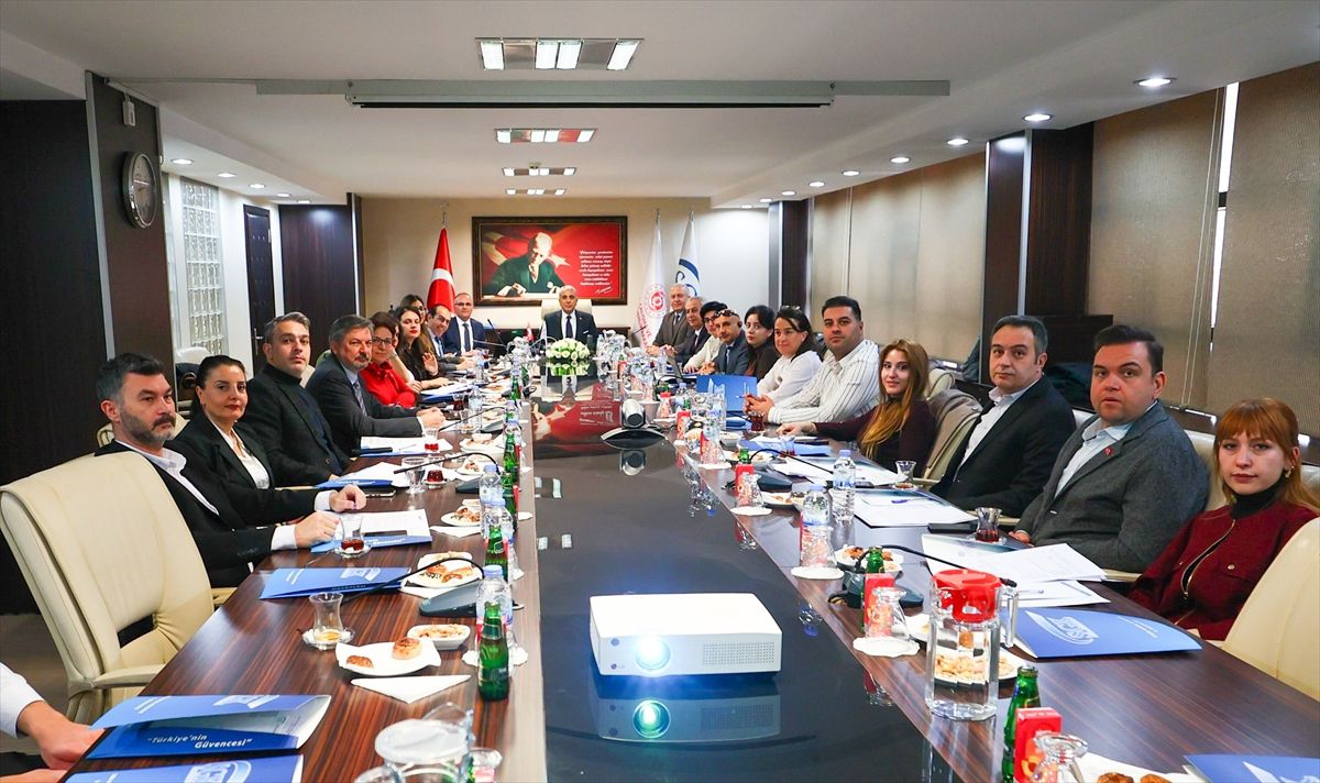 İzmir'de SGK alacaklarının tecil ve taksitlendirmesine ilişkin bilgilendirme toplantısı yapıldı