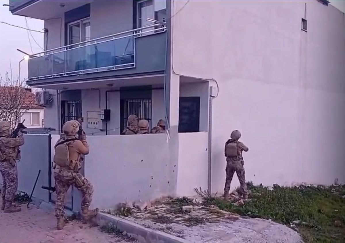 İzmir'de silahlı saldırı şüphelisi 2 kişi tutuklandı