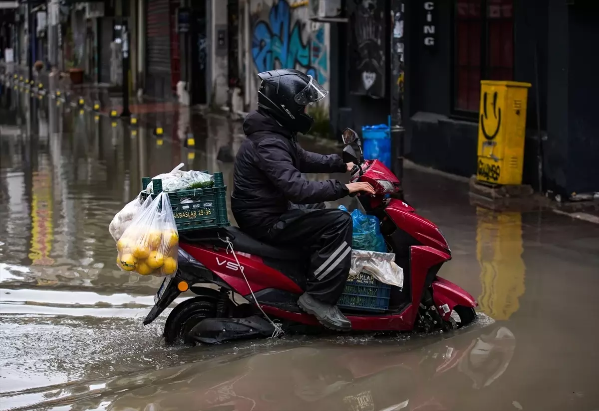 İzmir'de su basan ev ve iş yerlerinde tahliye çalışmaları yapılıyor