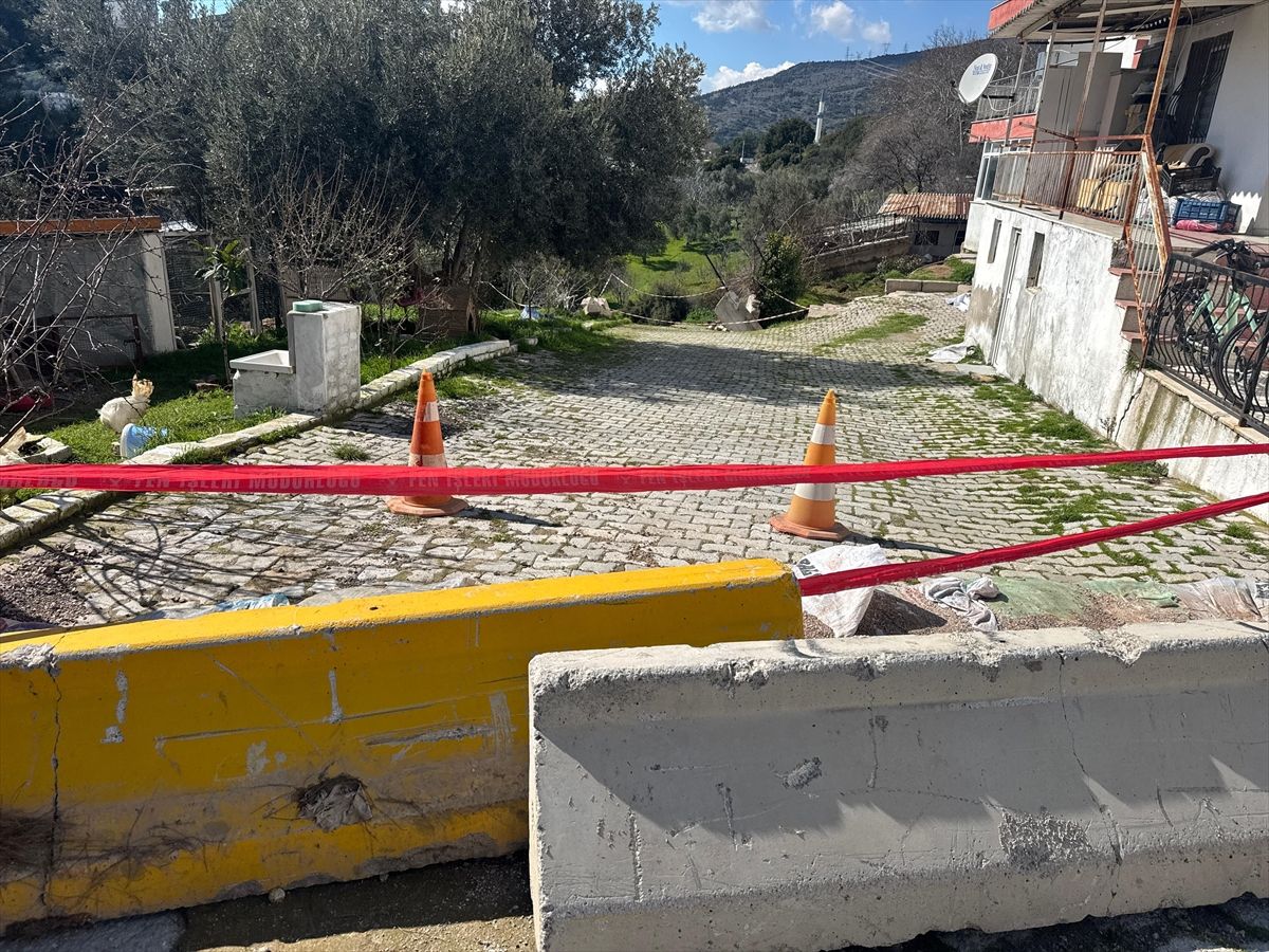 İzmir'de toprak kayması sonucu tahliye edilen apartmanın sakinleri çözüm bekliyor