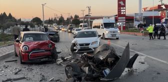 İzmir'de üç otomobilin karıştığı kazada 1'i çocuk 3 kişi yaralandı