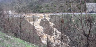 İzmir'de yağış nedeniyle çöken Ödemiş-Turgutlu yolu trafiğe kapatıldı