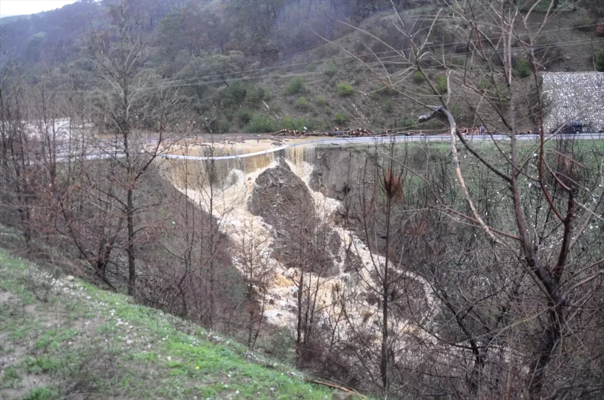İzmir'de yağış nedeniyle çöken Ödemiş-Turgutlu yolu trafiğe kapatıldı