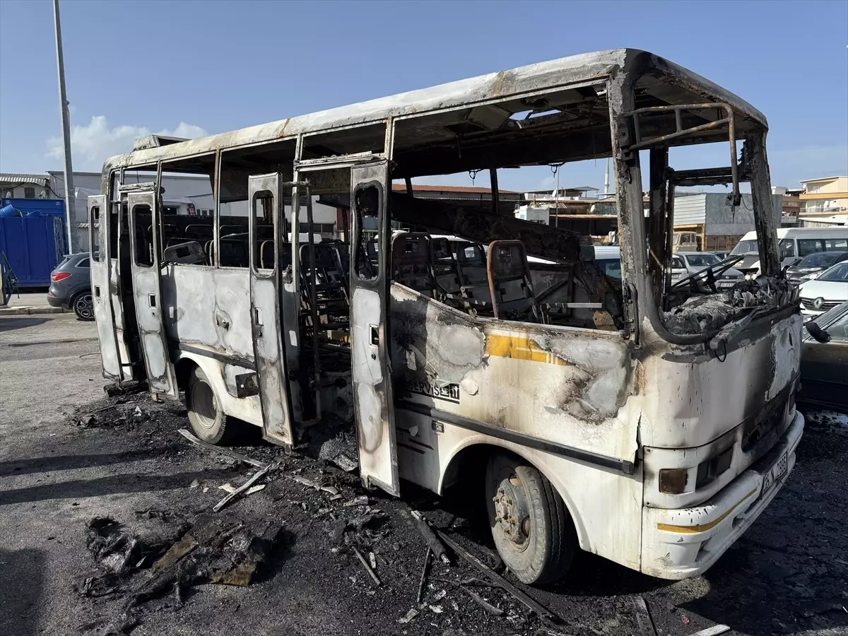 İzmir'de yanan midibüsteki 16 yaşındaki çocuk öldü