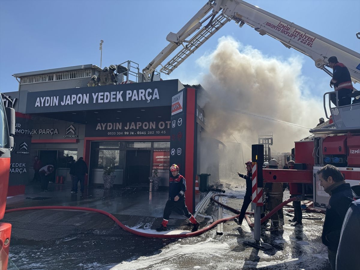 İzmir'de yedek parça dükkanında çıkıp 2 iş yerine sıçrayan yangın kontrol altında