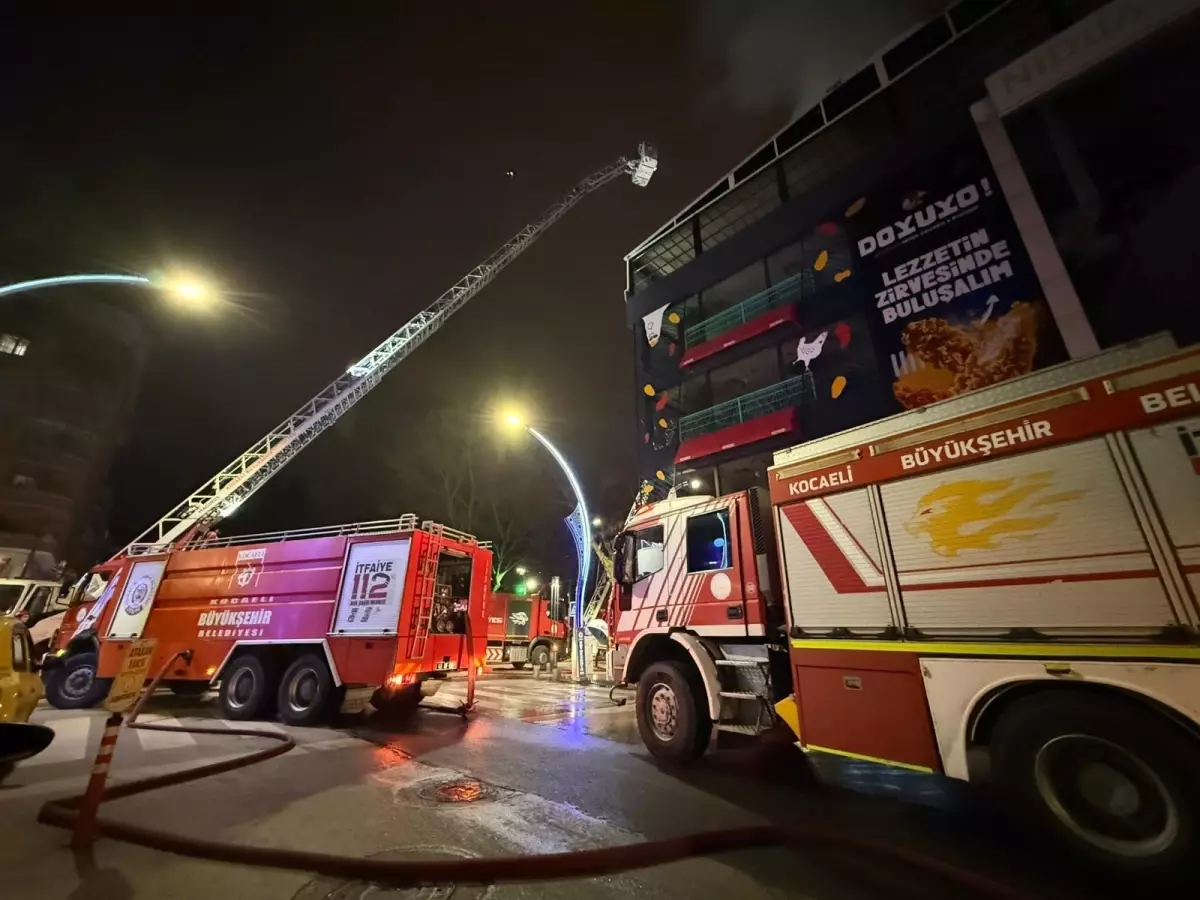İzmit'te 7 katlı binanın çatısında çıkan yangın söndürüldü