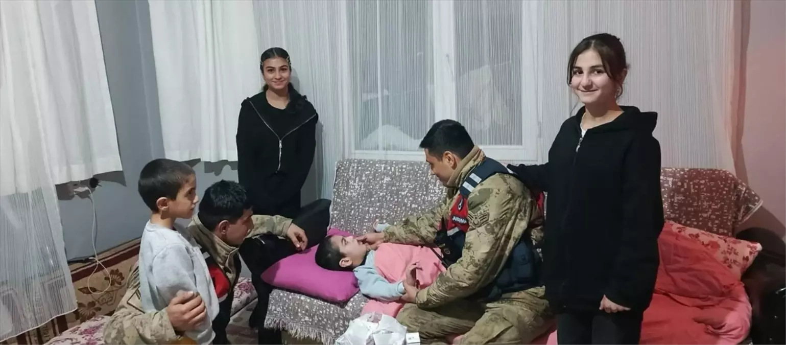 Jandarma karla kaplı bölgede 2 kilometre yürüyerek engelli çocuğa ilacını ulaştırdı