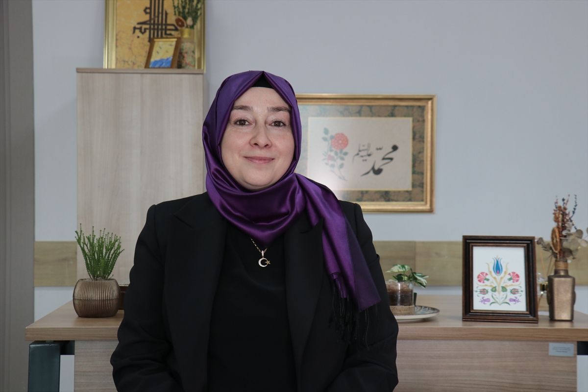 Kadın eliyle genç nesillerle buluşturulan ebru geleceğe taşınıyor