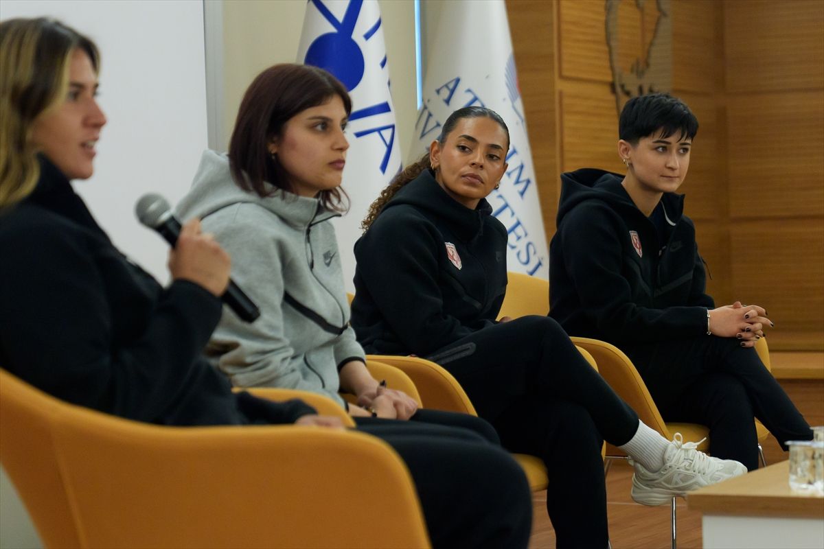 Kadın futbolcular, başarı hikayelerini anlattı