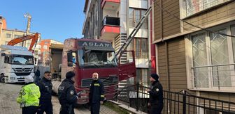 Kağıthane'de aydınlatma direğine çarpan kamyonunun sürücüsü yaralandı