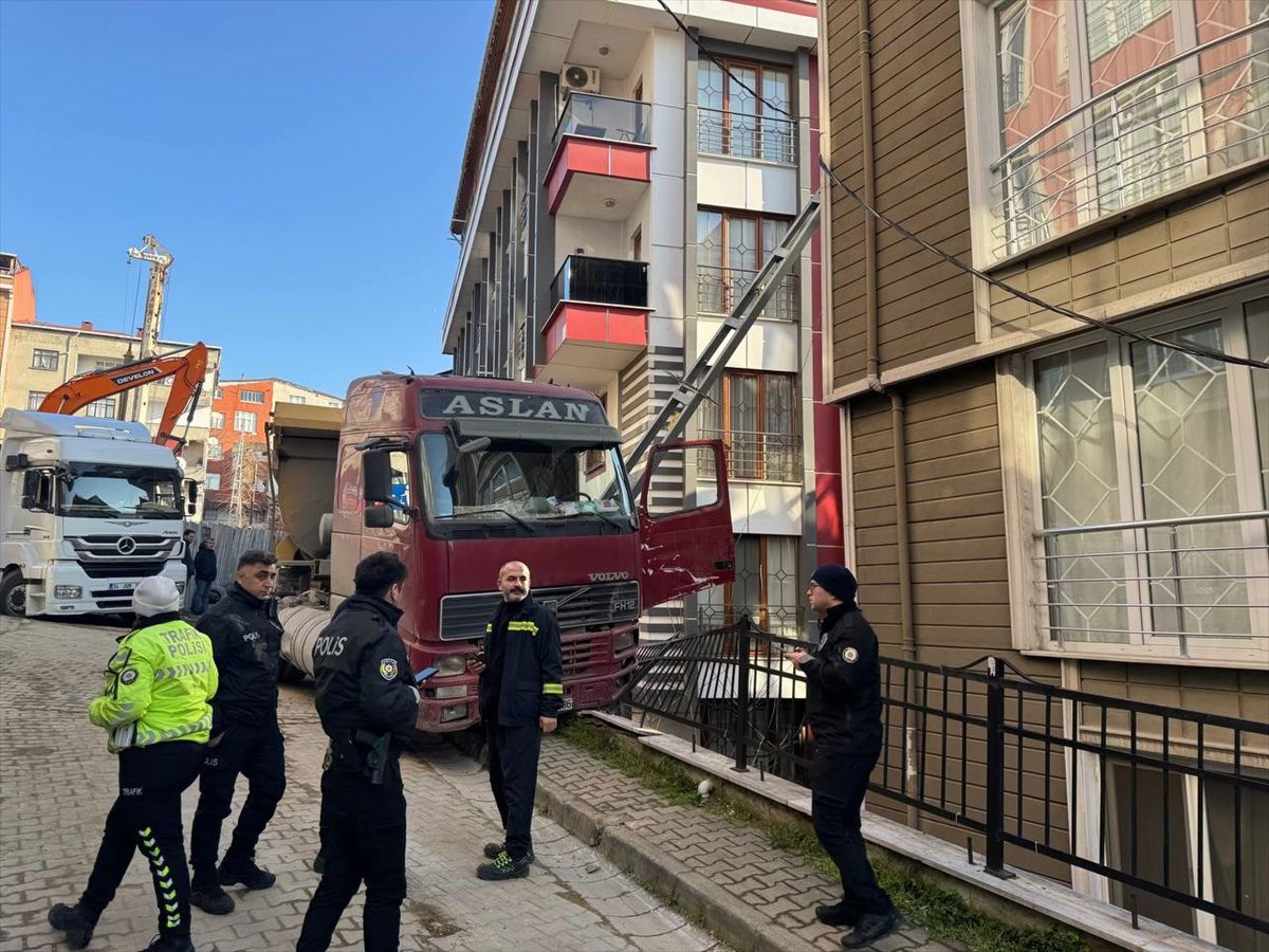 Kağıthane'de aydınlatma direğine çarpan kamyonunun sürücüsü yaralandı