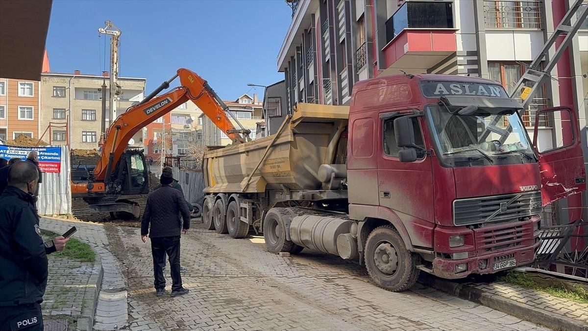 Kağıthane'de aydınlatma direğine çarpan kamyonun sürücüsü yaşamını yitirdi